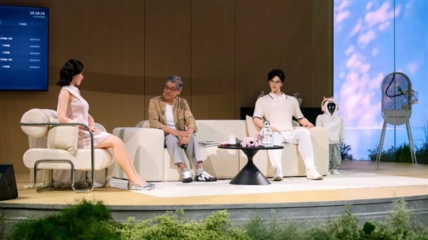 全国首款仿生医疗机器人发布:短裙护士装造型亮相