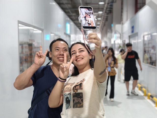 中埃夫妇在江西团团圆家具有限公司生产车间拍照打卡 摄影 彭声彬
