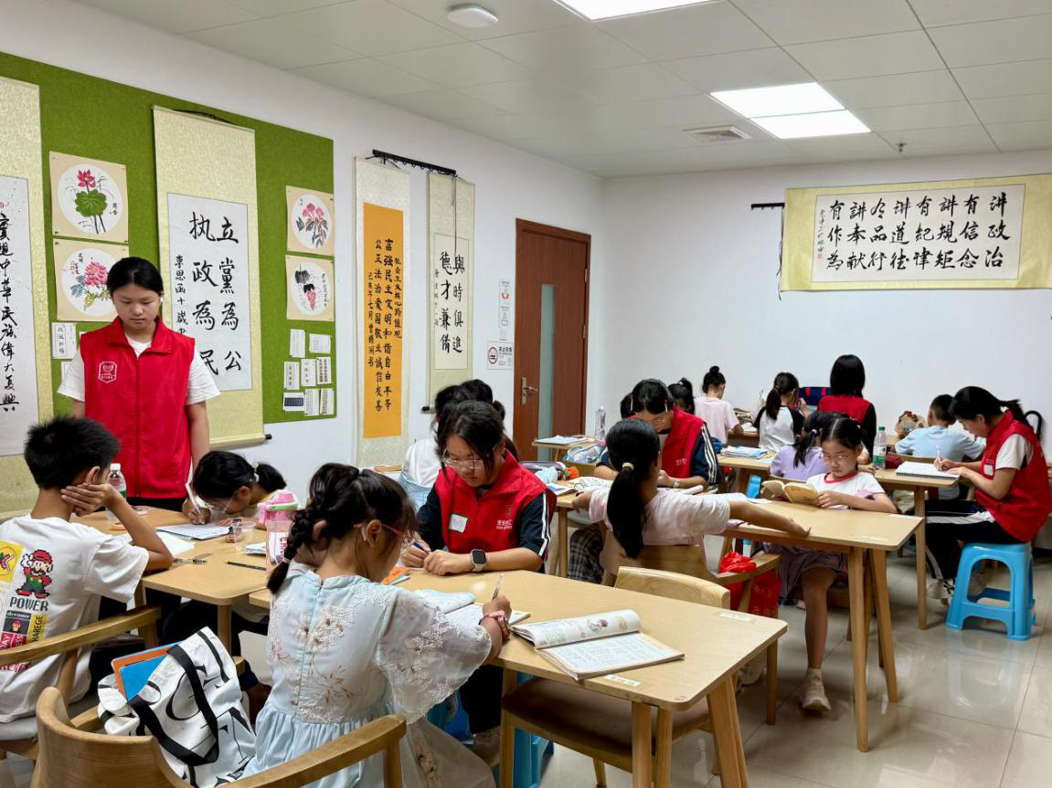 西乡街道固戍社区“志愿青苗&middot;童学加油站”圆满收官，工作人员志愿联动护航暑期成长