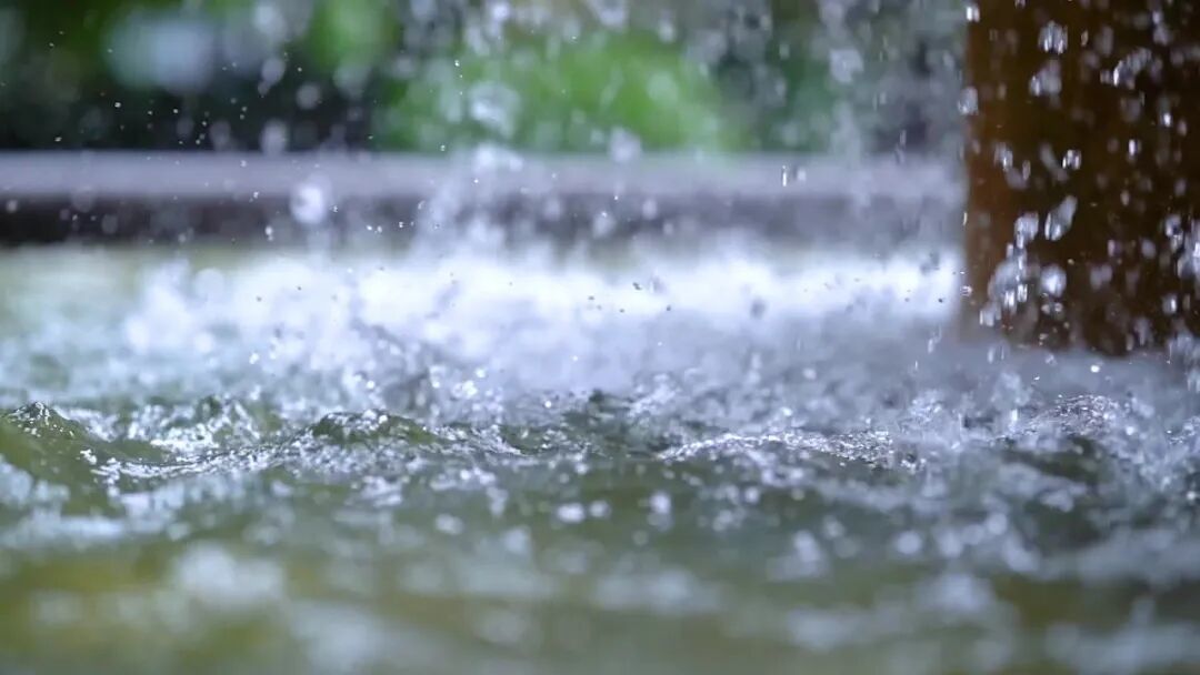 千库网_唯美夏天大雨雨滴落入水面溅起水花_摄影图编号217279.jpg