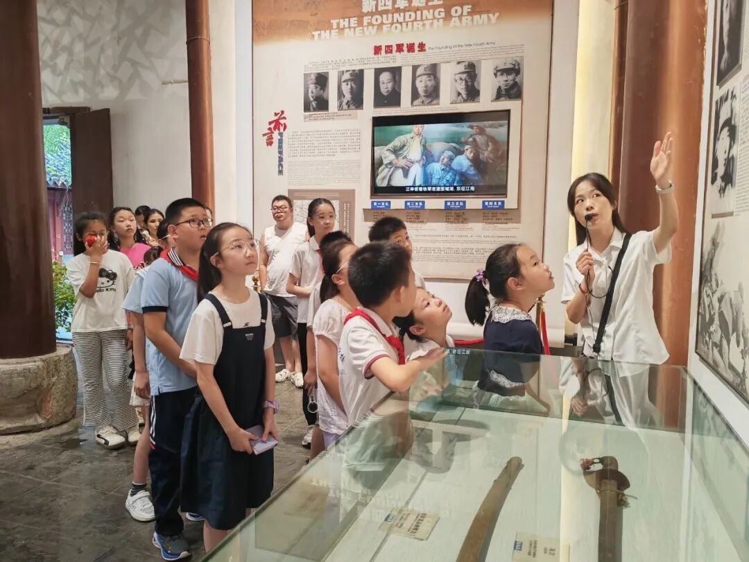 少先队员走进新四军一支队司令部旧址,沉浸式学习红色文化