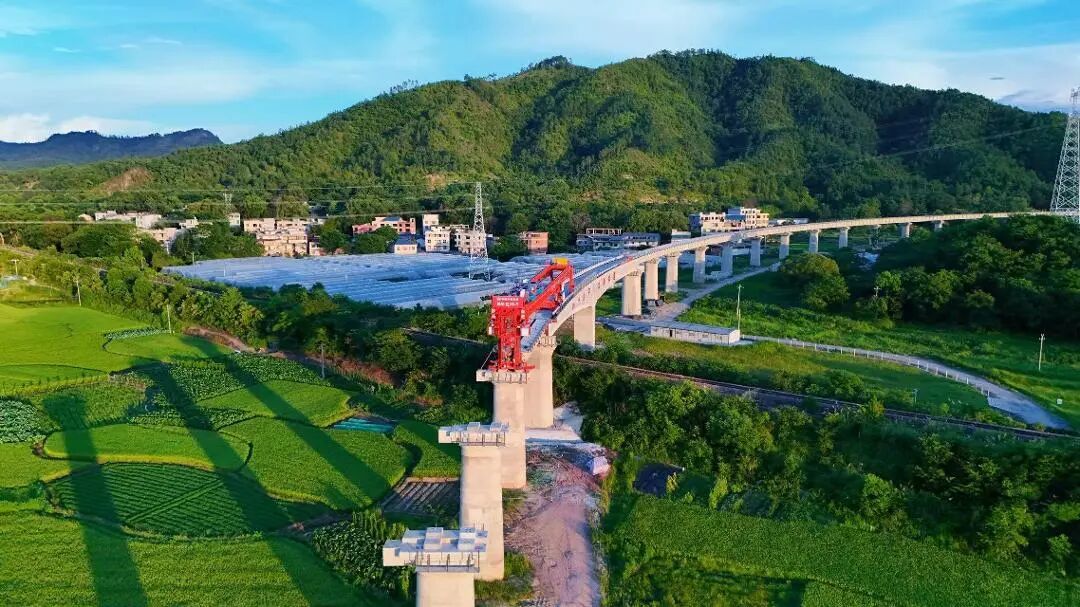 瑞梅铁路(江西段)邻近营业线架梁施工 (李洪摄)