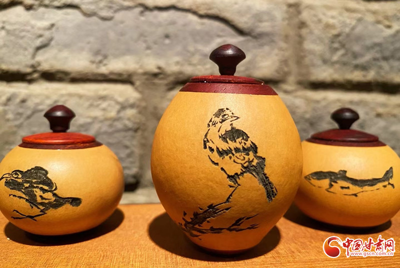 从皮色选择到器型搭配,再到构图设计,融入现代审美。