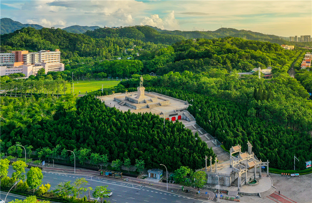 中山市孙文纪念公园满目青翠,草木繁茂,尽显绿美中山的宜居魅力。