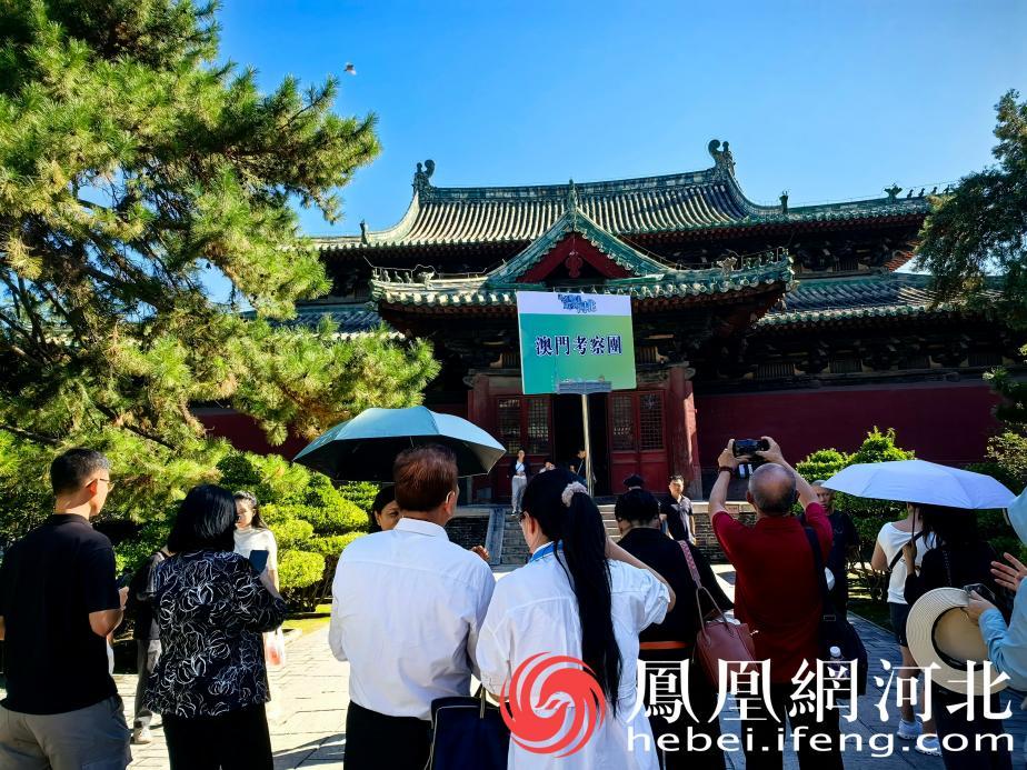 代表团在隆兴寺内听导游讲解