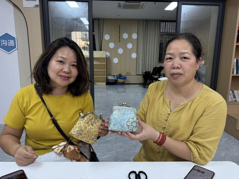 “政策暖心护夕阳，巧手传情乐永丰”西乡街道永丰社区长者兜底政策宣传暨非遗手工活动