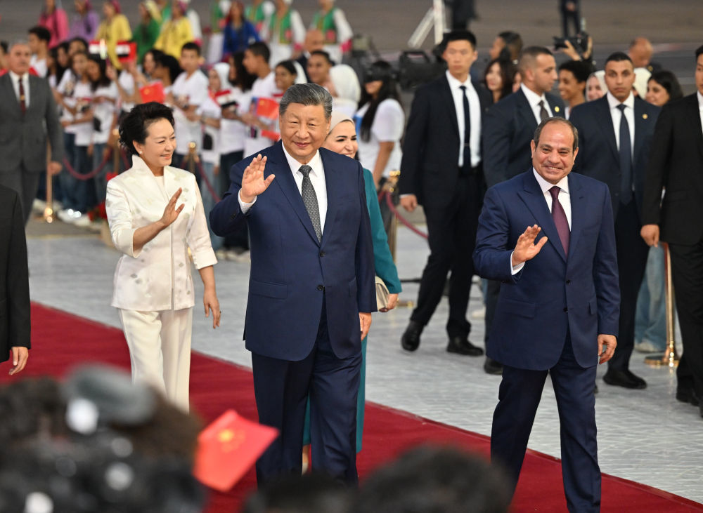 当地时间9月1日晚,国家主席习近平乘专机抵达开罗,应埃及总统塞西邀请,对埃及进行国事访问。习近平和夫人彭丽媛抵达开罗国际机场时,塞西总统夫妇到场热情迎接。新华社记者 殷博古 摄