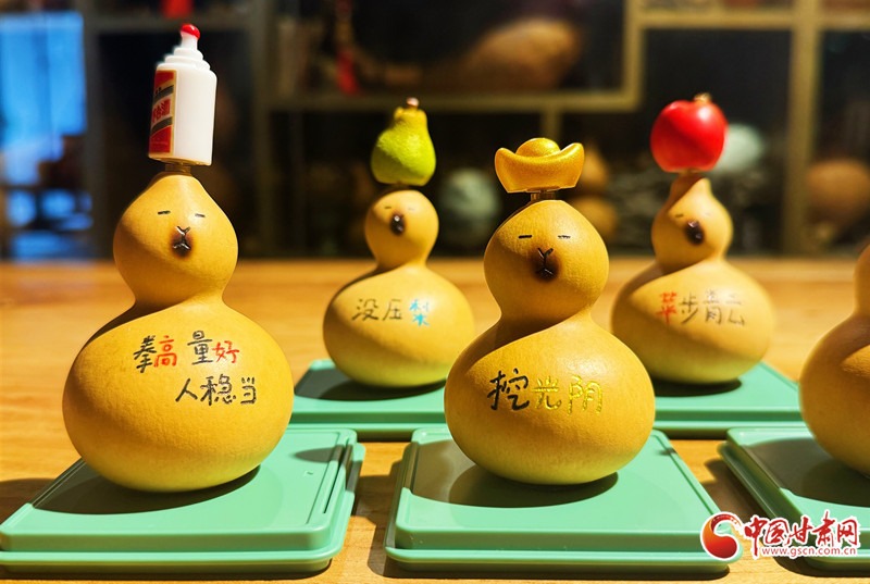 她大胆留白,认为“当下人需要低语境的表达”。