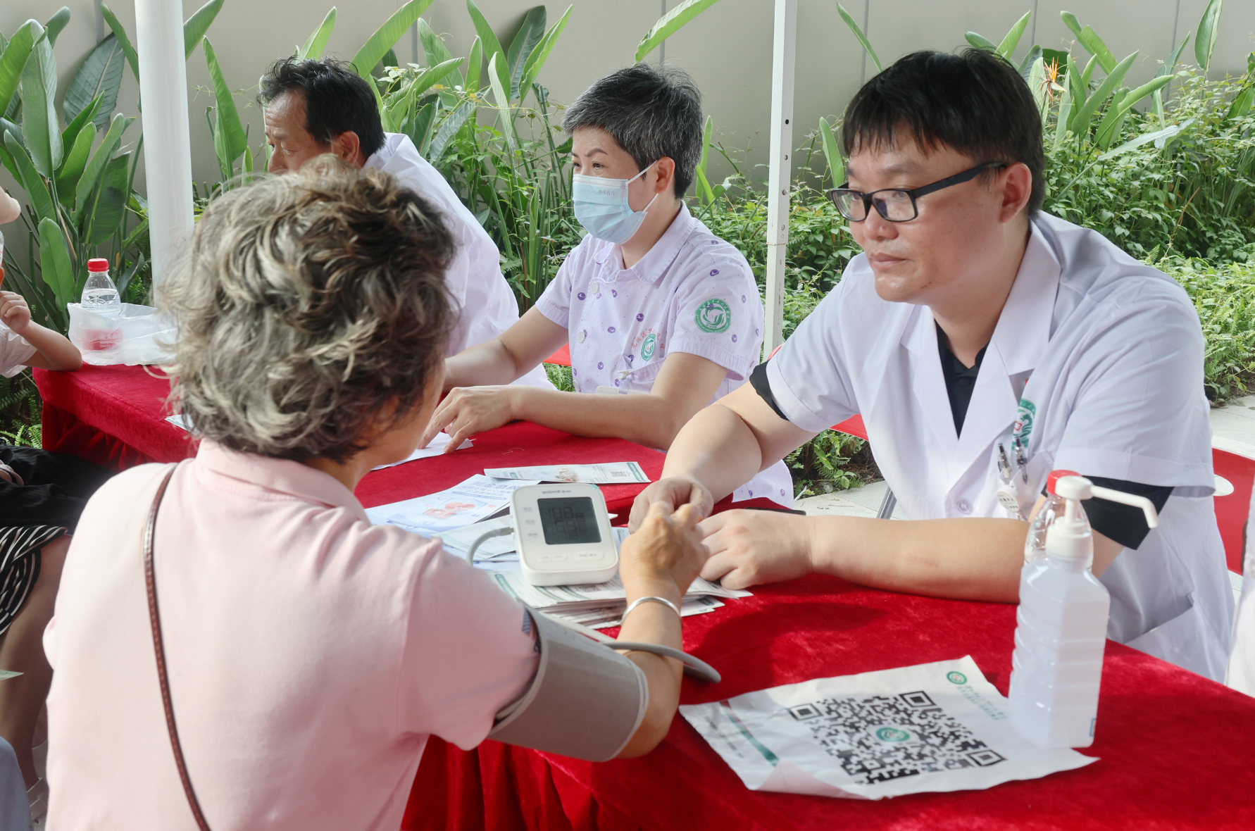 强身心&middot;涨健识｜“黄金四分钟”现场教！龙岗区七院把急救课堂搬进市民广场
