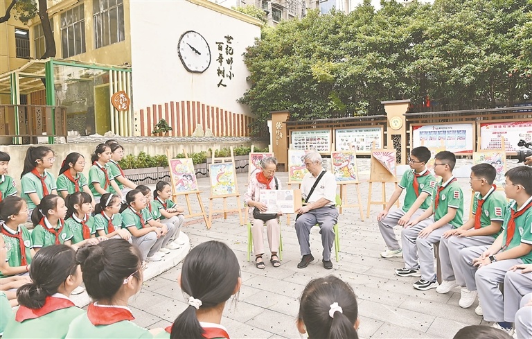 9月1日,南昌市邮政路小学教育集团邮政路校区以“三代人的铁索桥”为“开学第一课”主题,邀请飞夺泸定桥勇士杨田铭之女杨继红,为少先队员讲述长征故事。江西日报全媒体首席记者 李 劼摄
