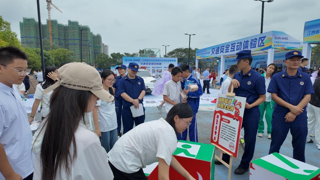 ▲学生参与消防拼图大比拼