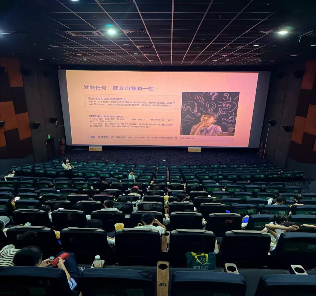 派送“开学礼包”,传递育人温度 庄边社区家庭教育开学第一课温情开讲