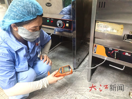 网格员检查燃气设备设施。