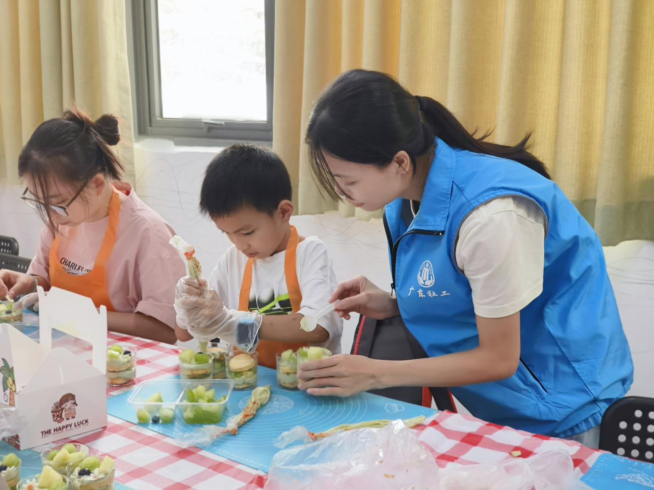 以食为媒促同辈交往！——河东社区“美好食光”儿童结伴谈心交流会