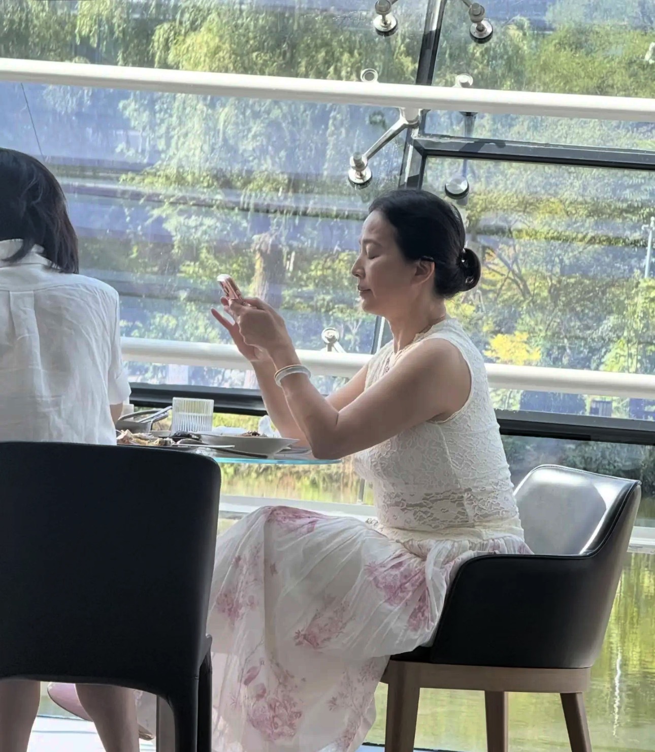 刘亦菲妈妈和友人喝茶，67岁气质状态出众