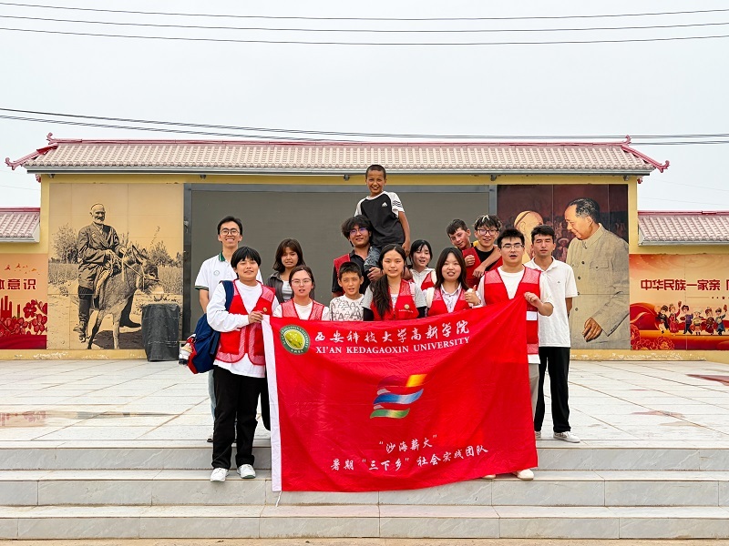 (图四)和维族小朋友一起合影
