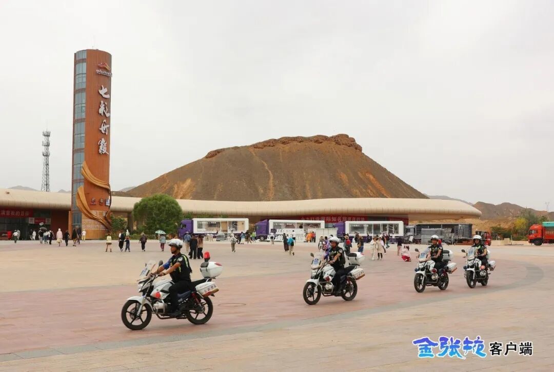 9月3日,张掖七彩丹霞旅游景区“七彩骑警队”巡逻归来,成为丹霞地貌旁的又一抹亮色。