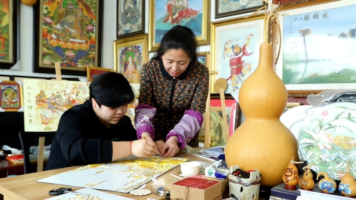 杨会兰、丁歆雅母女共同制作掐丝珐琅画