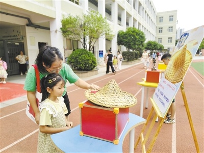 学生在观看红色文物模型展