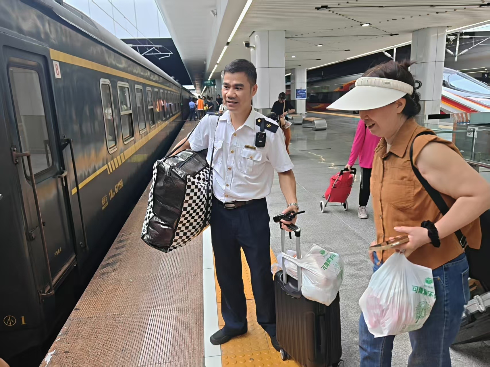 站台守护者,每天两万步护航暑运平安
