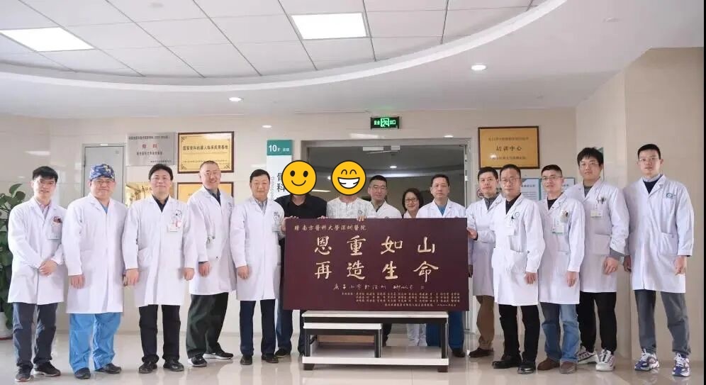 图:患者和参与手术的多学科团队