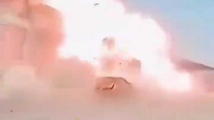 俄军“天竺葵”击中乌仓库引发爆炸，男子被冲击波震倒后爬起