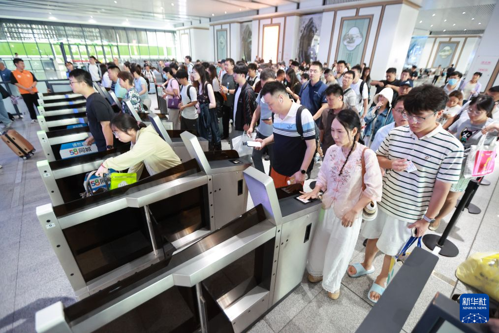 8月31日，旅客在江苏扬州东站检票进站。新华社发（孟德龙摄）