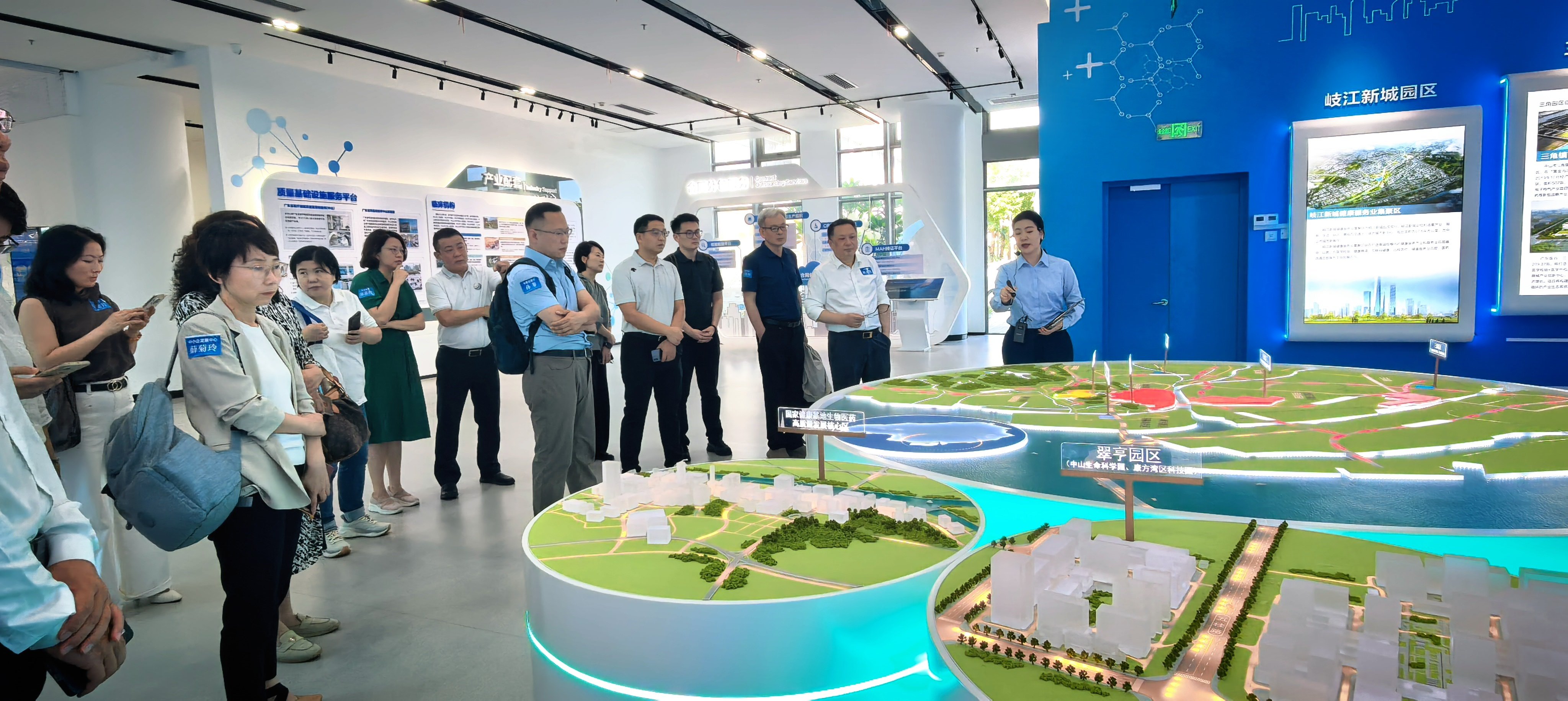 与会企业参观中山市生物医药与健康产业展示中心