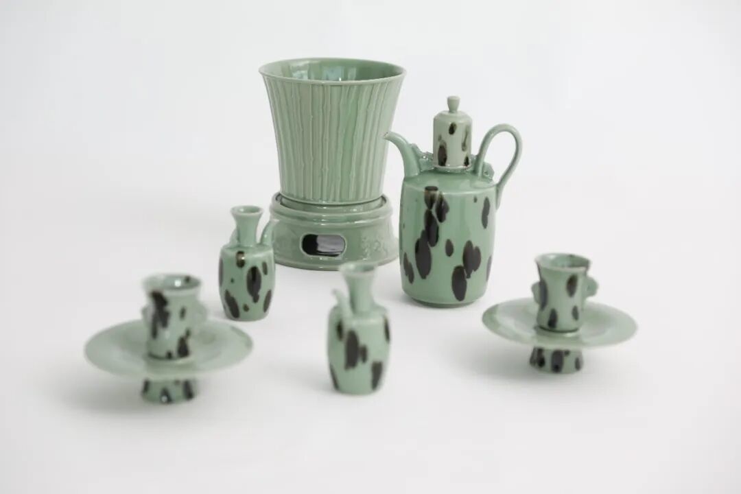 娄恺《竹石青韵黄酒具》