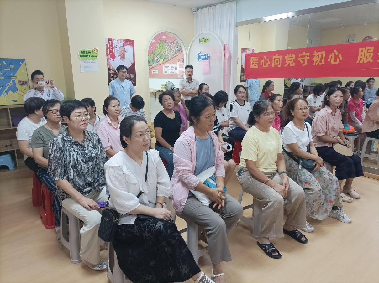 成员认真学习