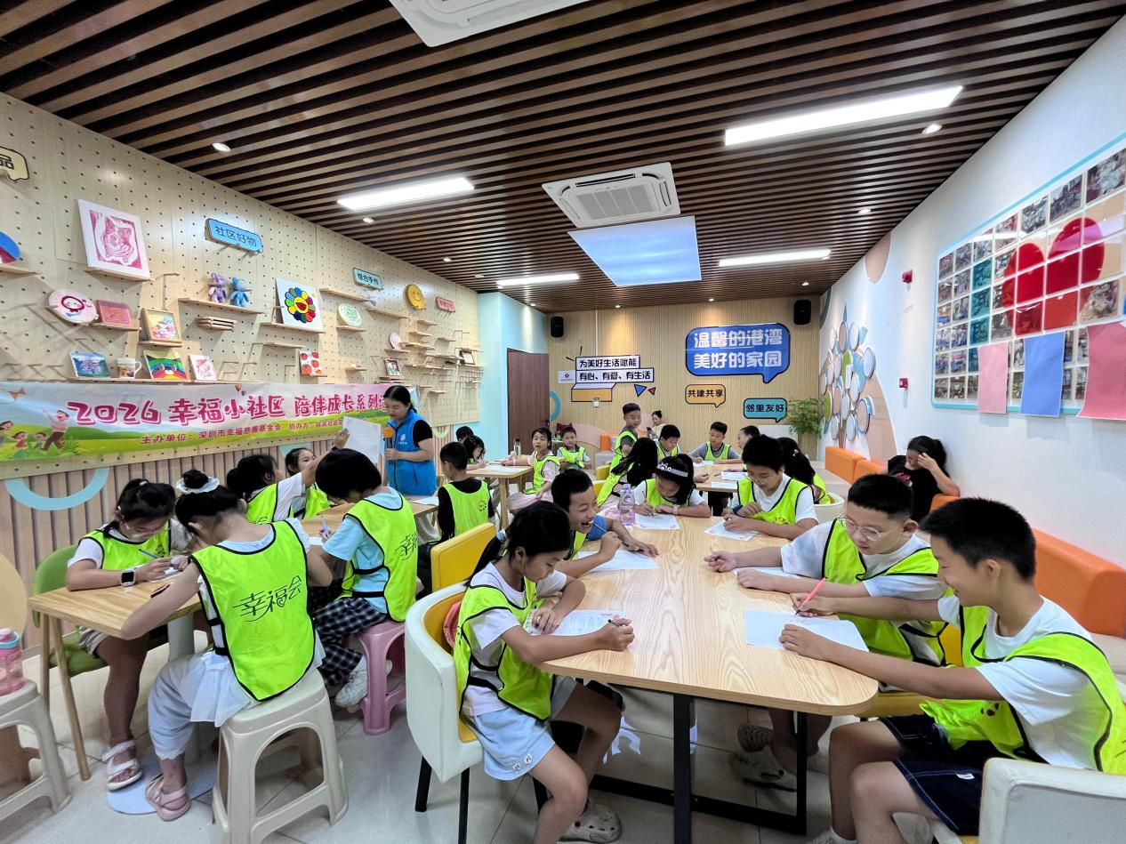 图三：在“情绪小测试”环节，小朋友们全神贯注积极寻找应对不良情绪的方法