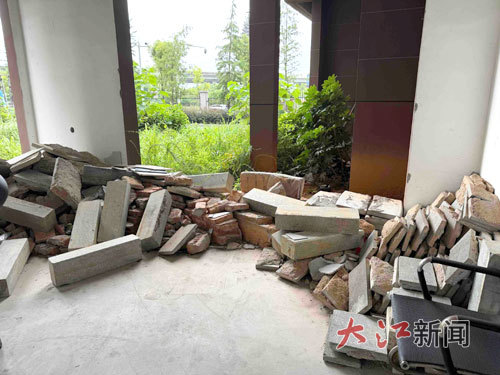 架空层堆放着大量砖石。