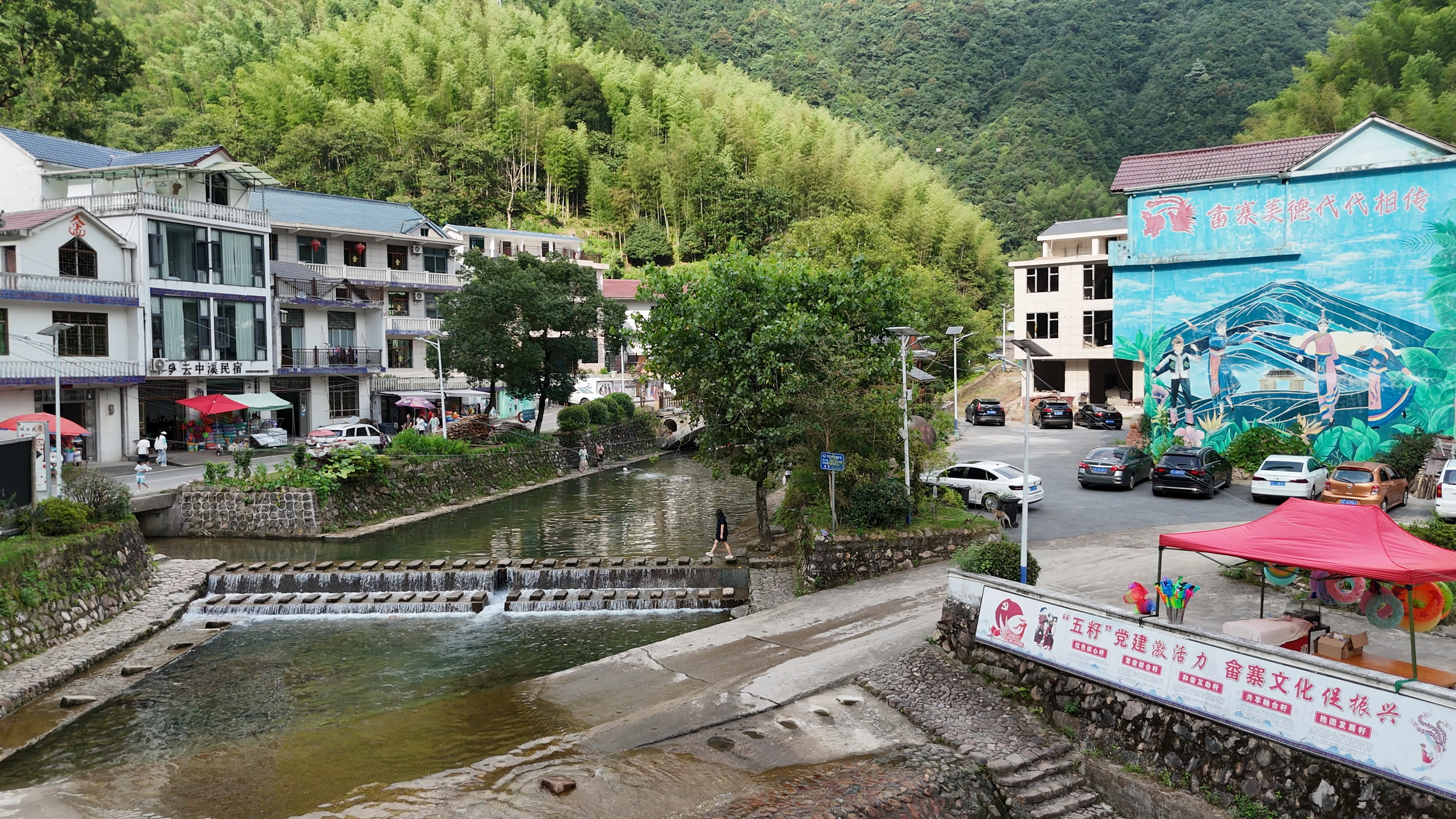 依水而建的五府山民宿.jpg