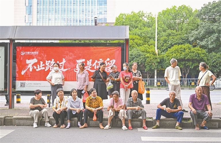 8月12日,不少病患及家属来到医院南门等候。