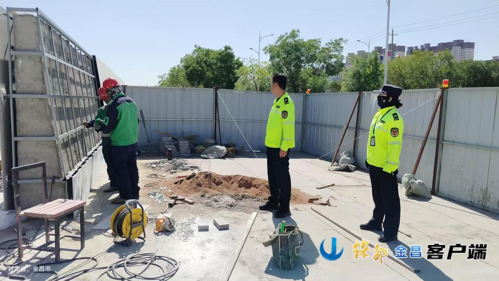 金川区城市管理局执法人员维护城市建设管理秩序