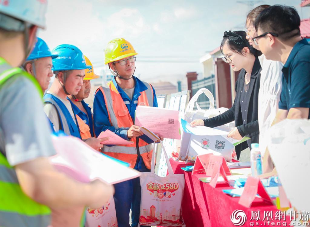 金川区人社局工作人员在工地现场为工友讲政策、送清凉 金川区融媒体中心供图