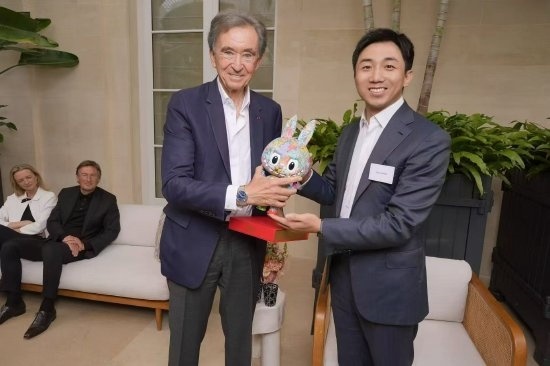 泡泡玛特王宁到访LVMH集团巴黎总部 集团掌门人率家族成员接待
