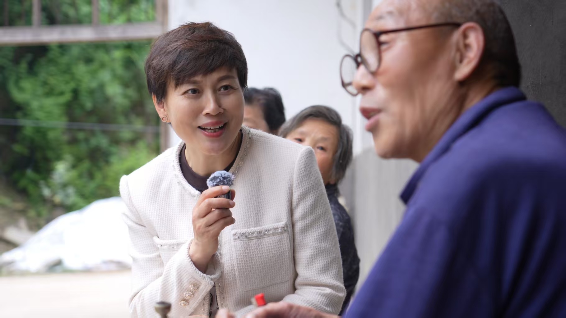 声音传温暖 履职显担当——记陕西商洛市第五届政协委员、镇安县广播电视台播音员雷曼曼