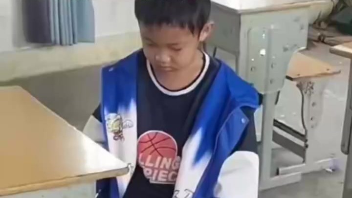 送娃报到的家长称整个年级只有1个孩子，校长：一年级1人、二年级3人、三年级5人