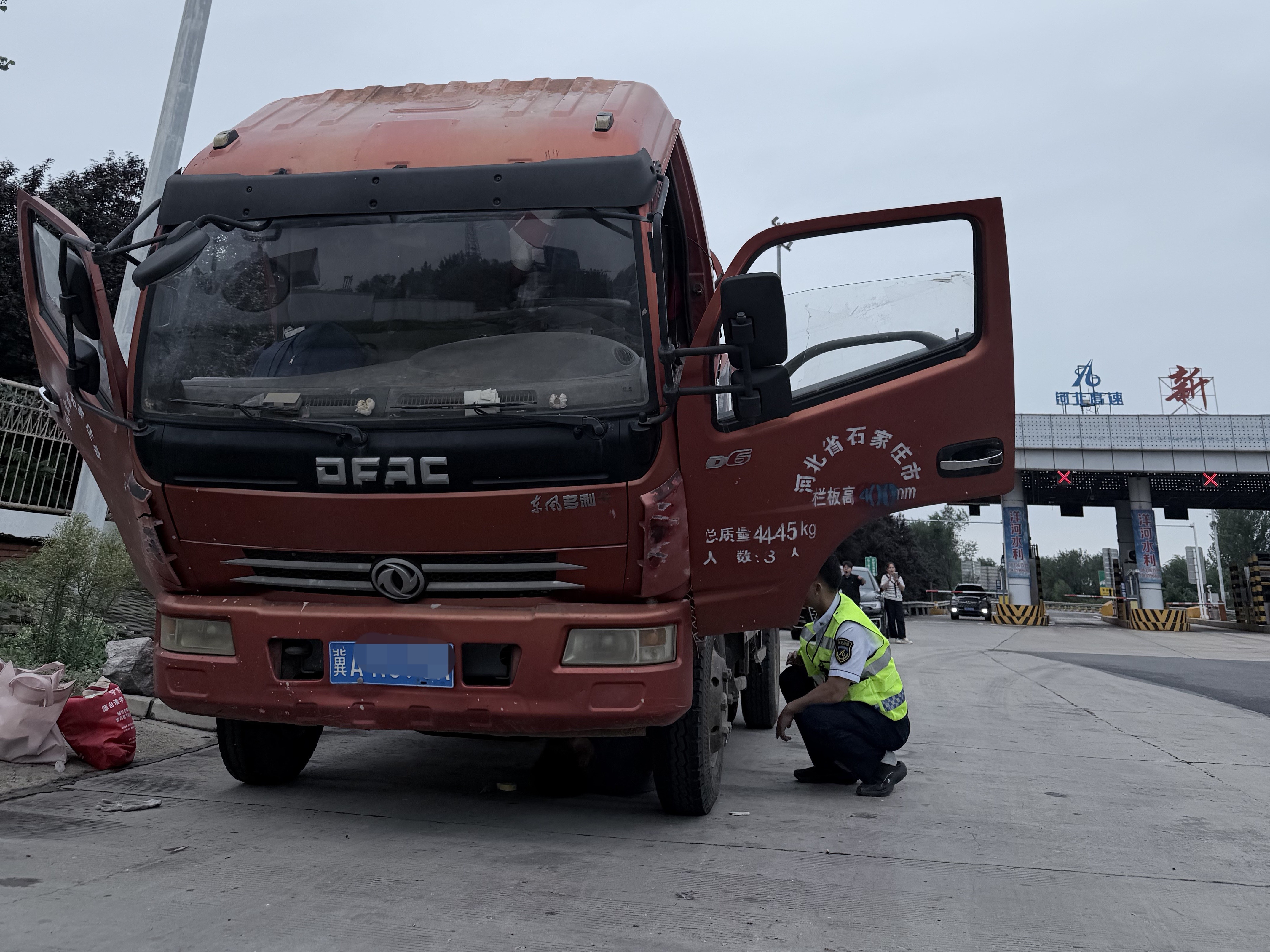 河北高速集团青银分公司新河收费站：暖心相助线路故障车辆