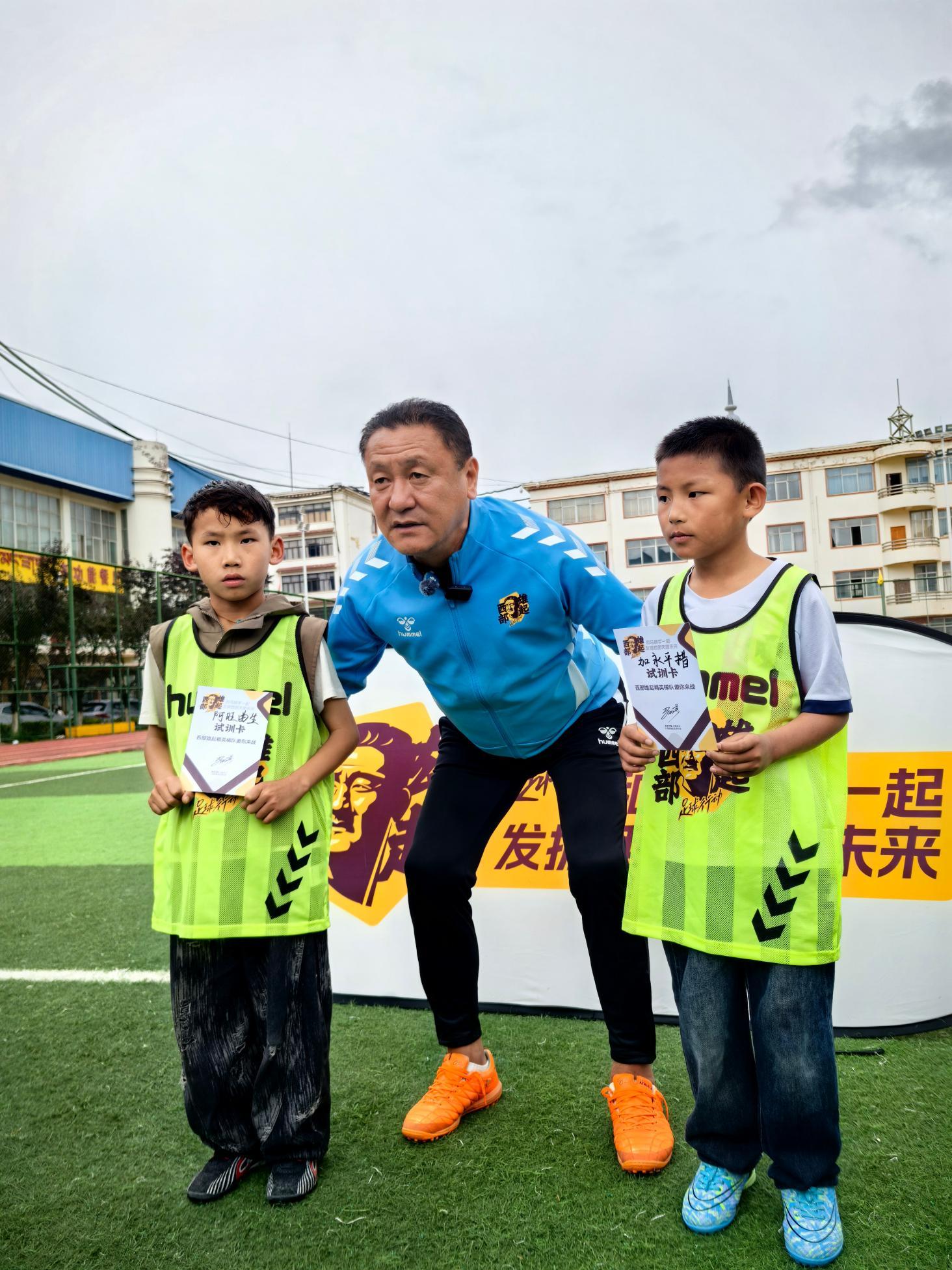 （两位藏族少年加永平措、阿旺曲生在昌都站海选中拿到试训卡）