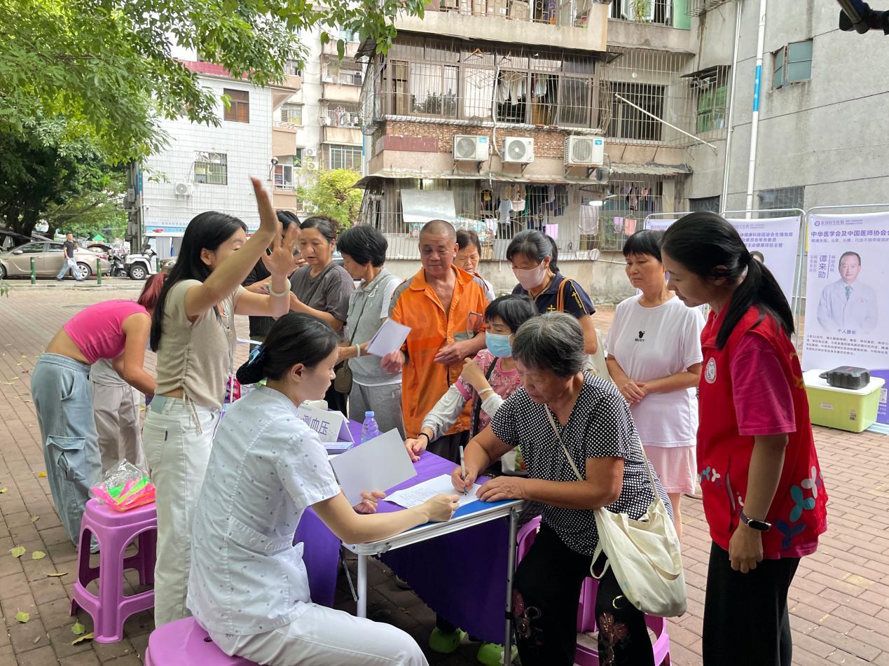 居民有序排队测量血压