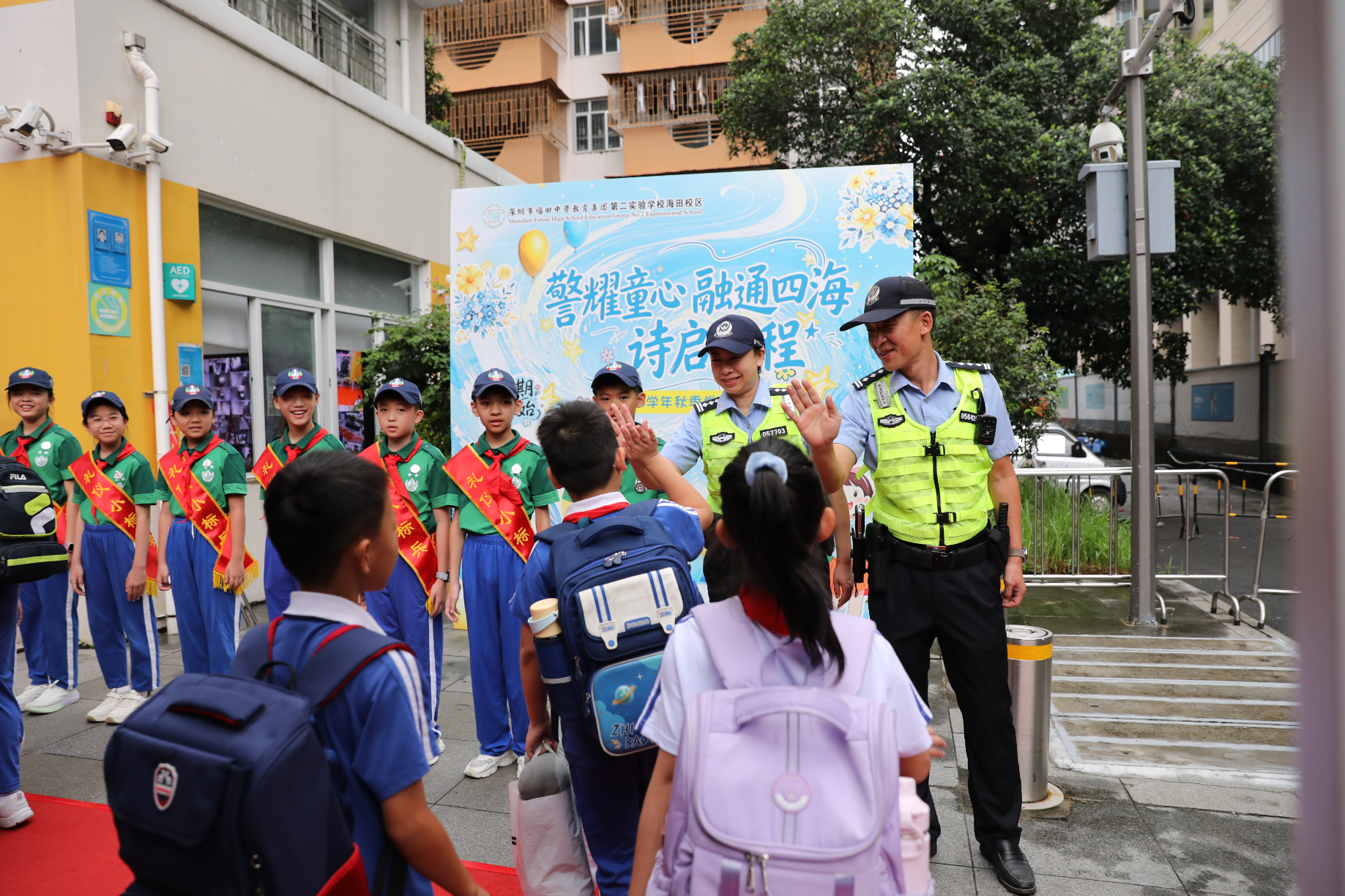 民警在学校门口值守
