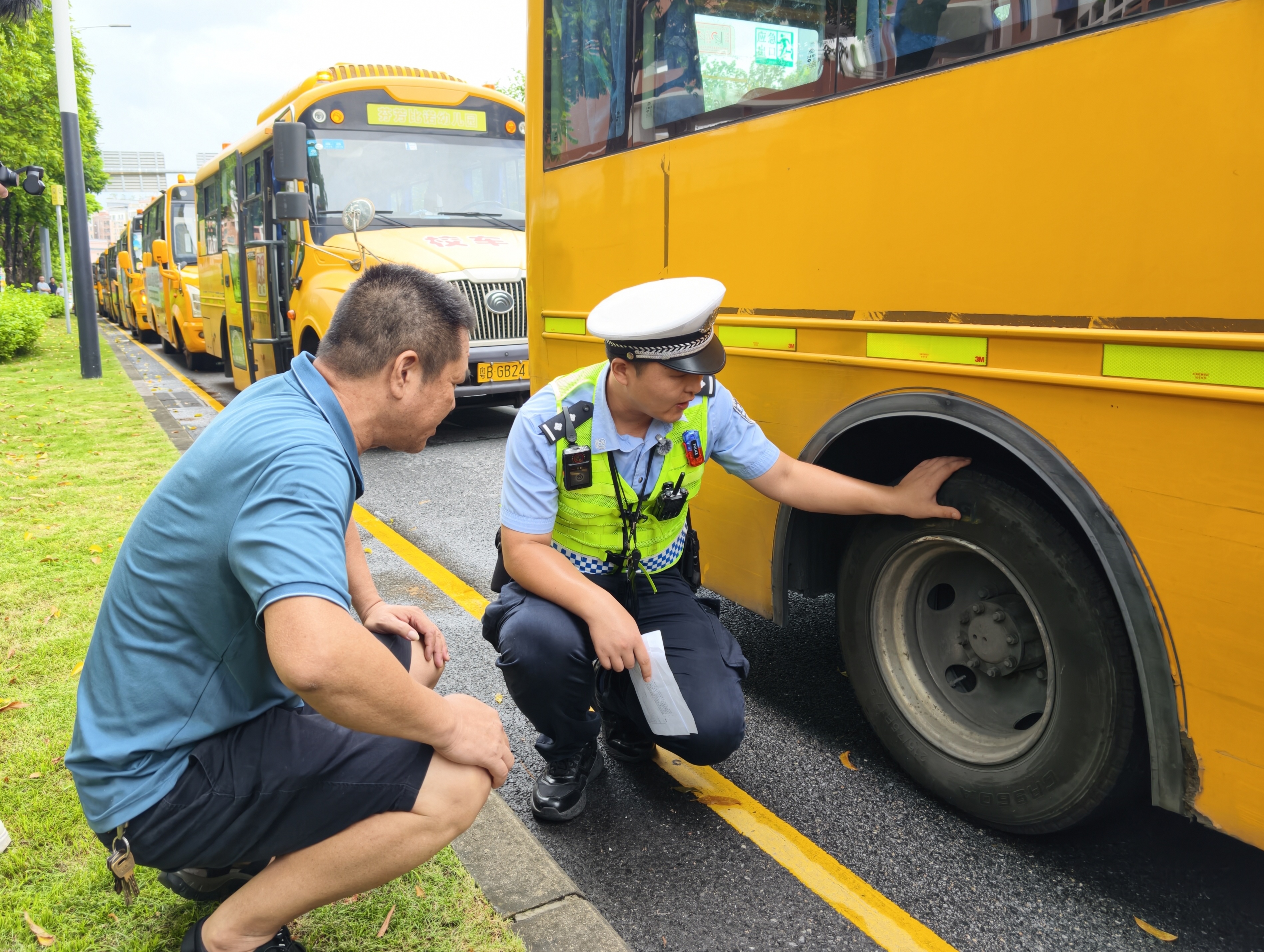 开学前交警进行“校车安全大检查”