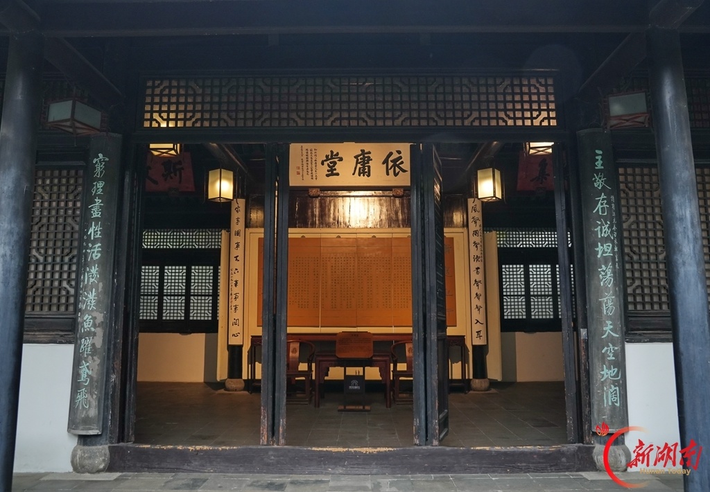 楹联悬挂于无锡东林书院依庸堂门口。