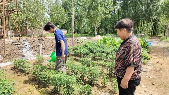 图为团队成员在田间地头劳作。汤欣露 供图
