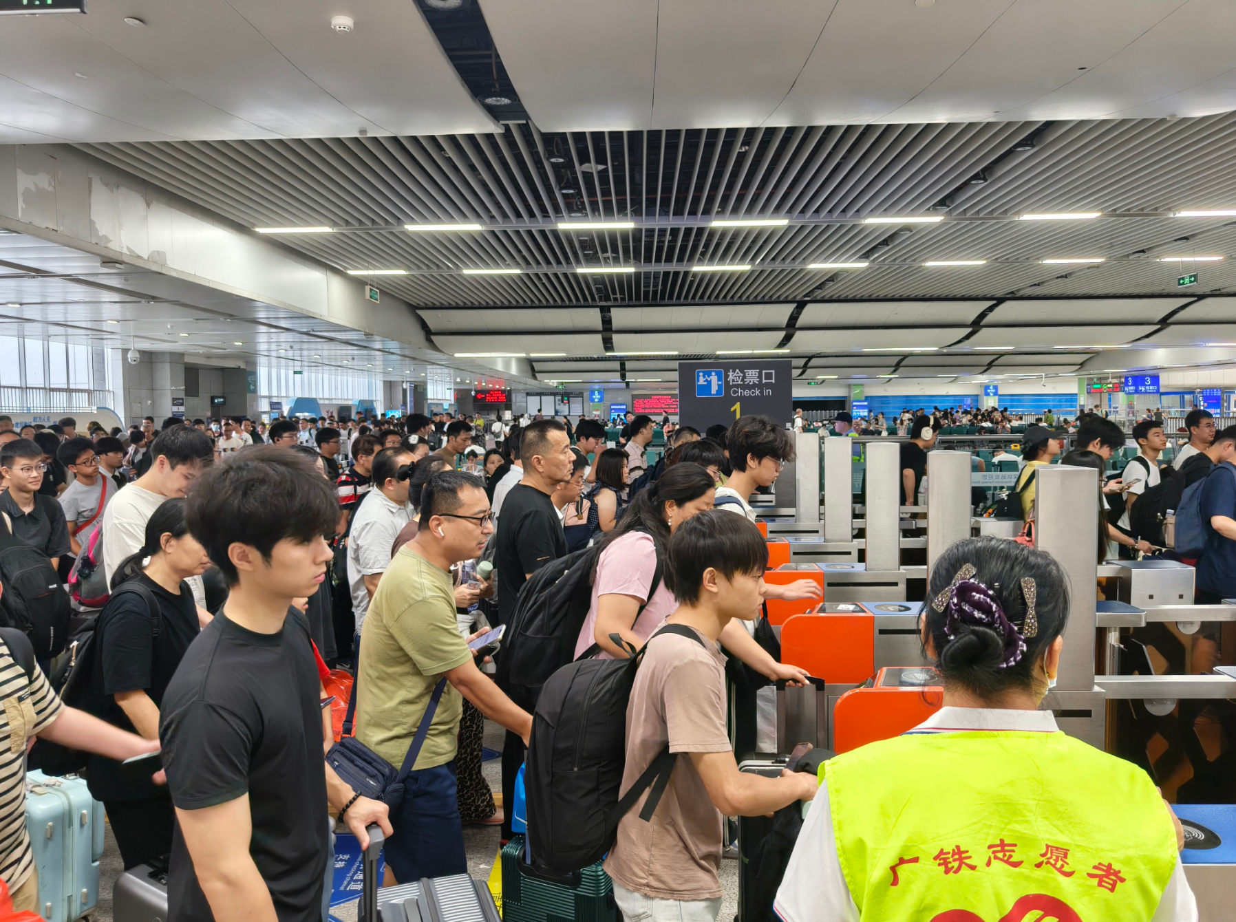 深圳站:京九动脉连深港,枢纽服务暖双城