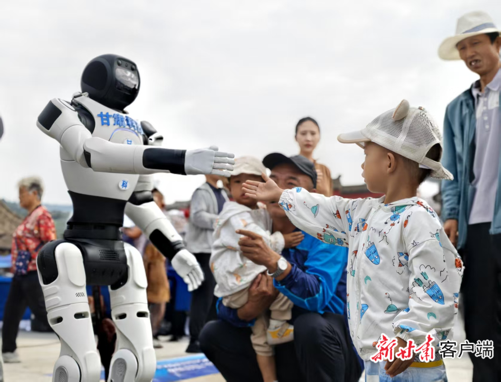 活动现场,小朋友和人形机器人互动。新甘肃·甘肃日报记者 吴涵 拍摄
