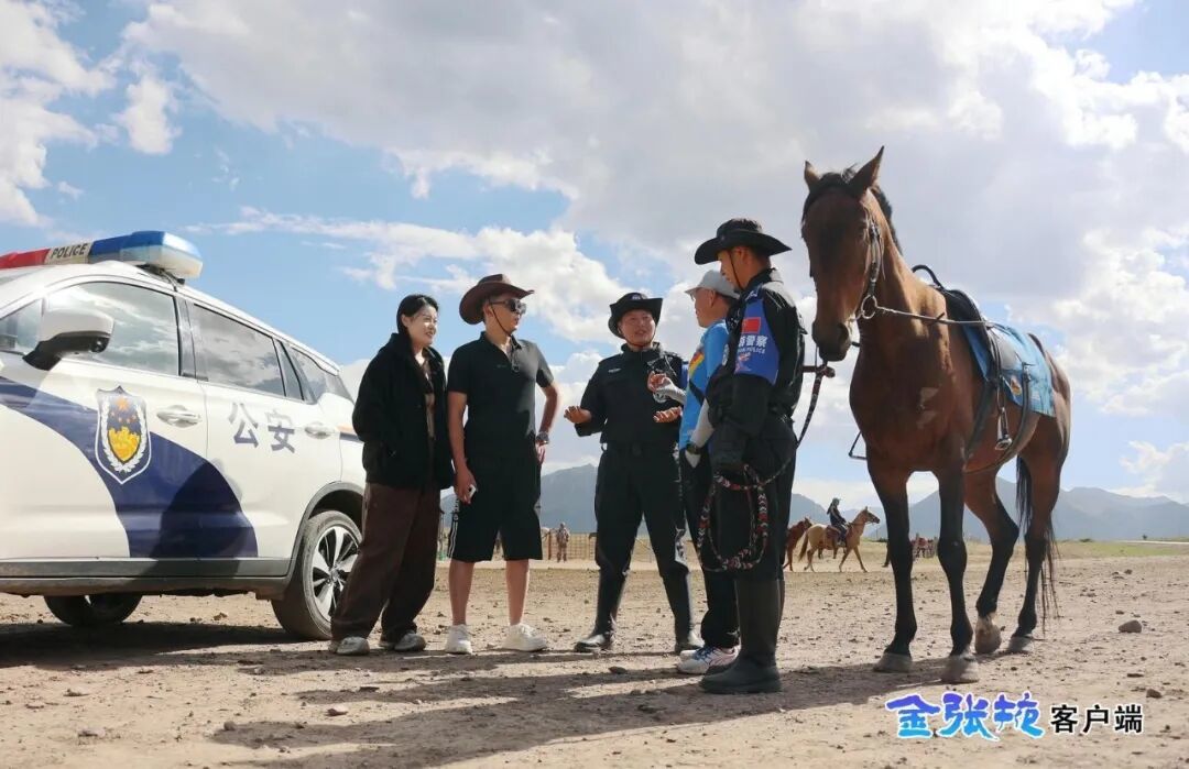 9月1日,山丹马场骑警队就地化解游客纠纷,践行“纠纷不过夜”承诺。