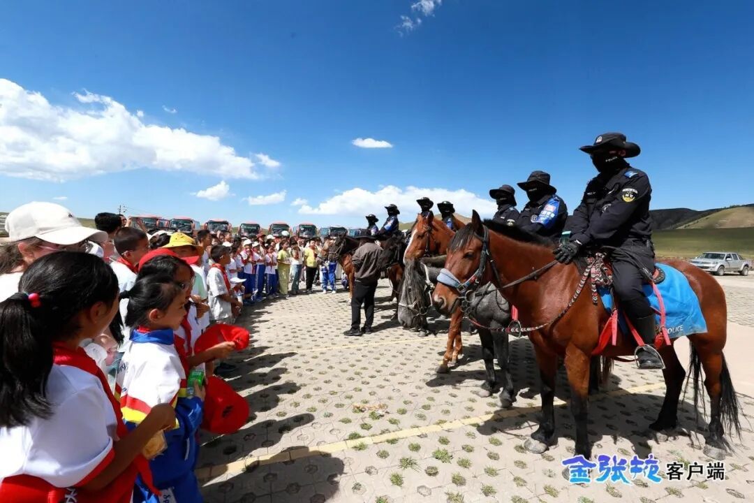 9月1日,山丹马场骑警队走进研学队伍,与小学生温馨互动。